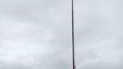 Biciaventureros llama a la paz con una bandera blanca en el cerro Pie de Gallo
