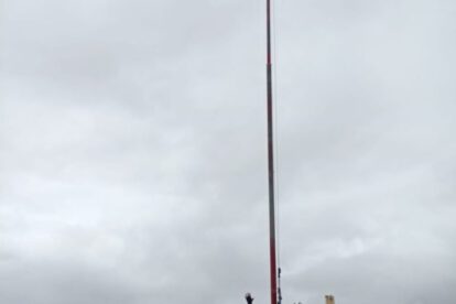 Biciaventureros llama a la paz con una bandera blanca en el cerro Pie de Gallo