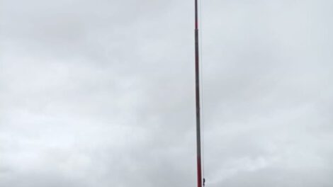 Biciaventureros llama a la paz con una bandera blanca en el cerro Pie de Gallo
