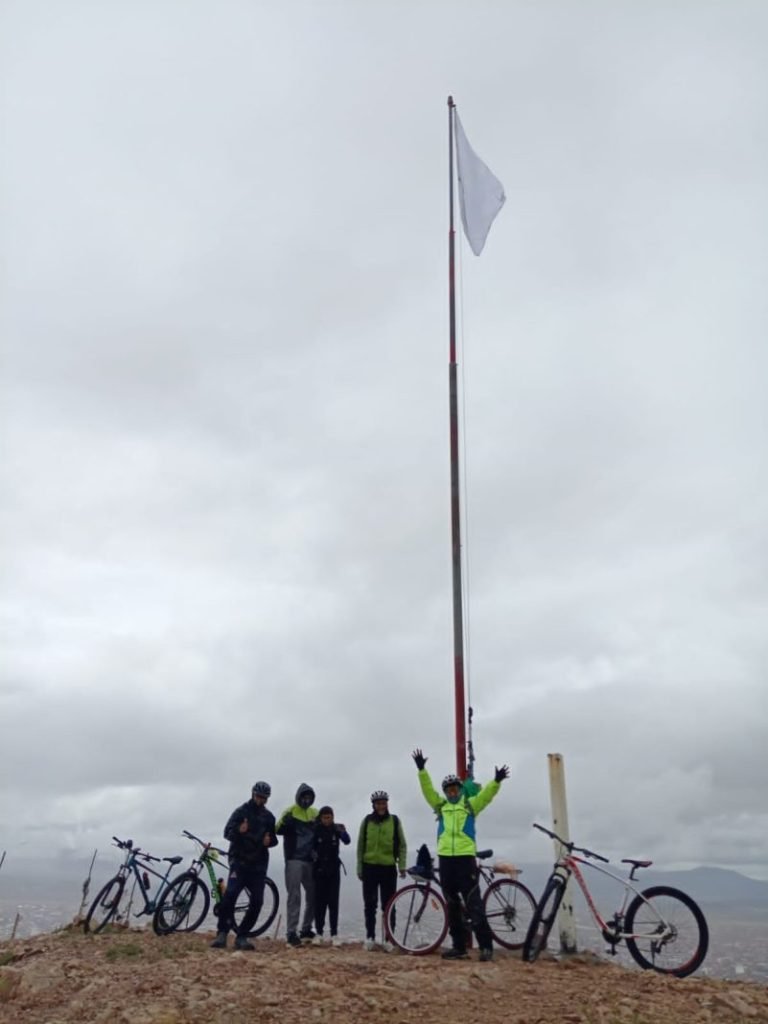 Biciaventureros llama a la paz con una bandera blanca en el cerro Pie de Gallo