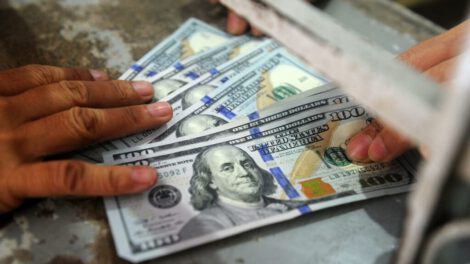 Confían en alcanzar meta de 100 millones de dólares con bonos del BCB