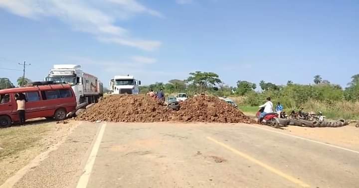 Bloqueos en Cuatro Cañadas tras la muerte del viceministro de Transporte