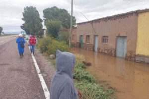 Inundaciones en Caracollo afectan a familias y cultivos
