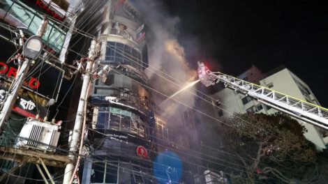 incendio en un edificio comercial en Dacca