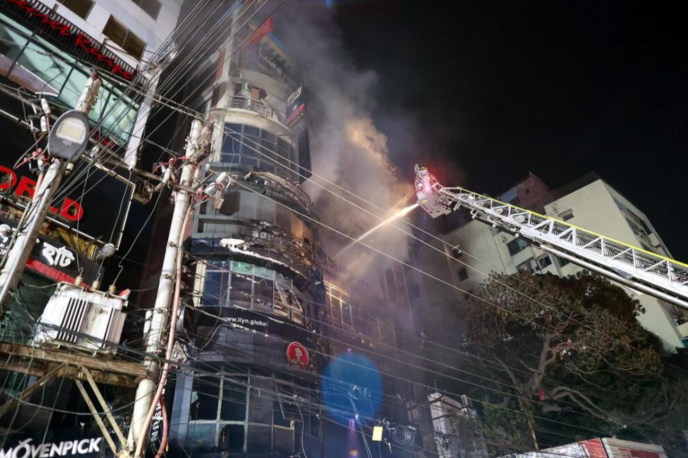 incendio en un edificio comercial en Dacca