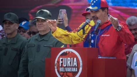 Maduro acusa a EE.UU. de descuartizar avión venezolano
