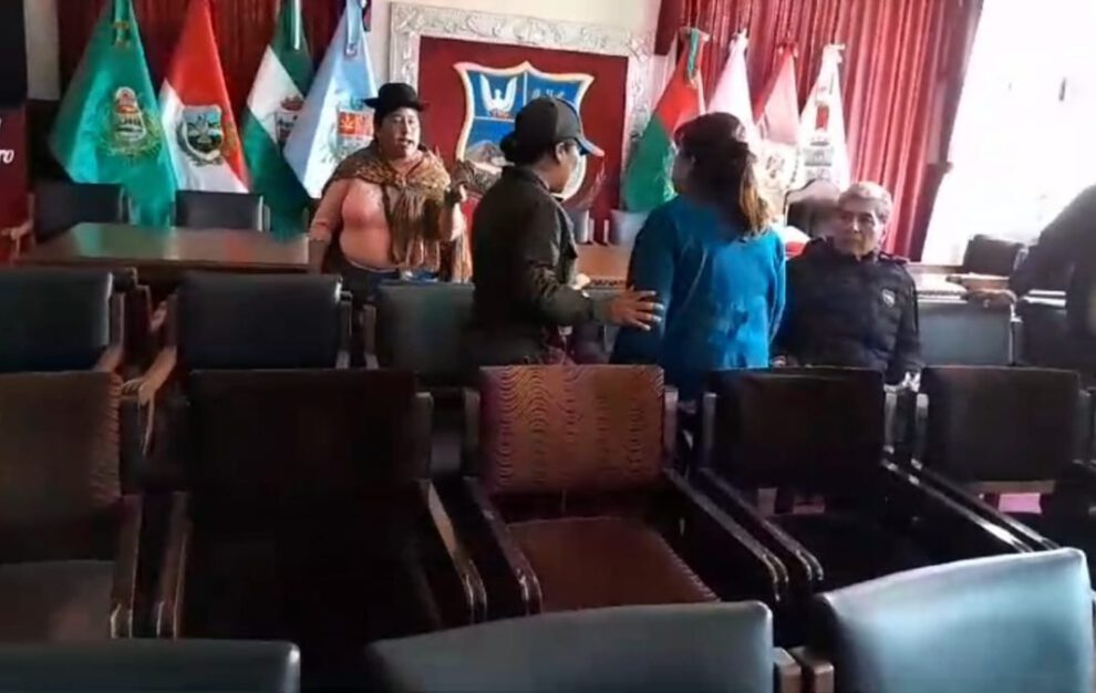Escándalo en sesión legislativa de Oruro