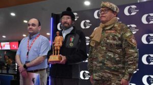 Jorge Sanjinés recibe condecoración del Ejército boliviano