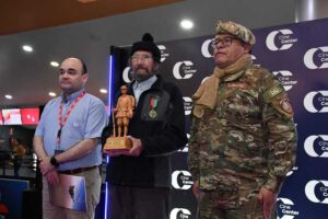 Jorge Sanjinés recibe condecoración del Ejército boliviano