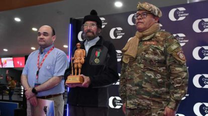 Jorge Sanjinés recibe condecoración del Ejército boliviano