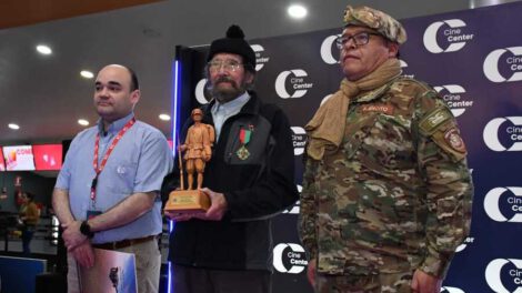 Jorge Sanjinés recibe condecoración del Ejército boliviano