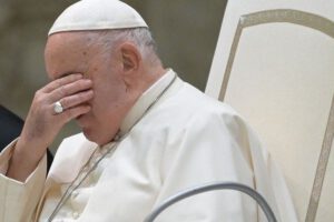 Curas piden la muerte del Papa Francisco