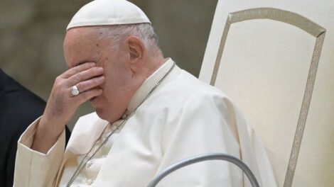Curas piden la muerte del Papa Francisco
