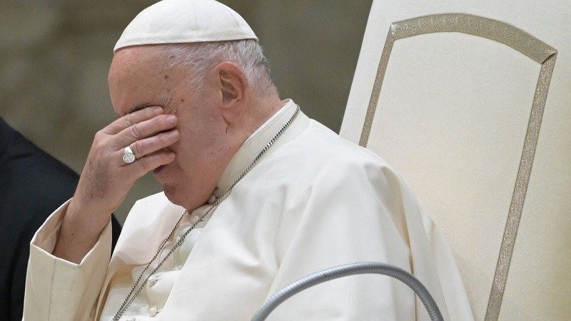 Curas piden la muerte del Papa Francisco