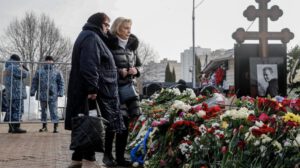 Homenaje a Alexéi Navalni en el cementerio de Borísovo