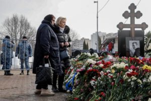 Homenaje a Alexéi Navalni en el cementerio de Borísovo