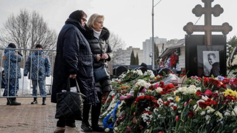 Homenaje a Alexéi Navalni en el cementerio de Borísovo