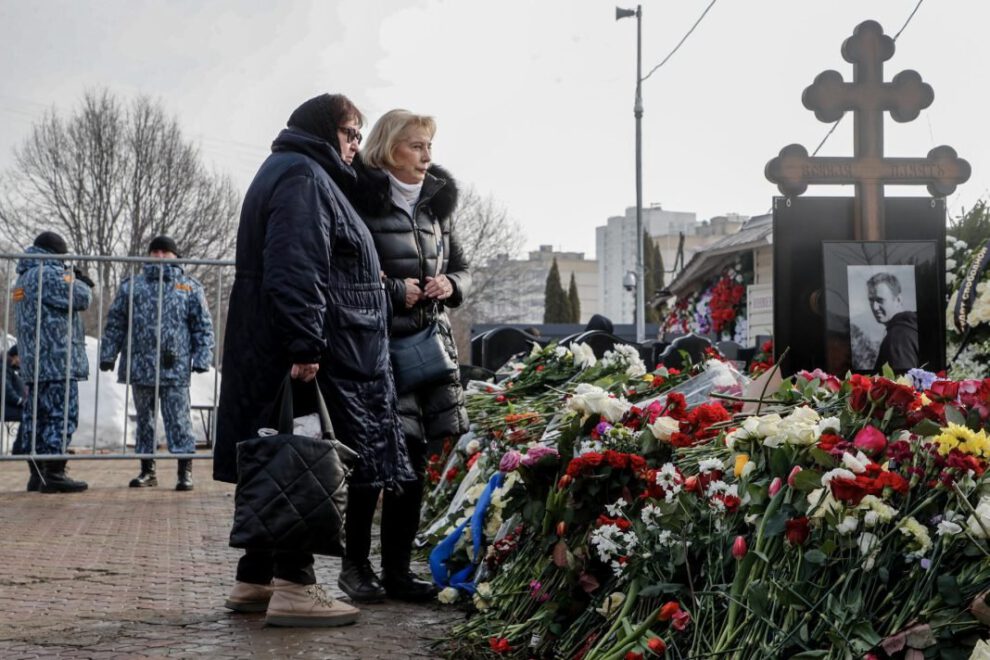 Homenaje a Alexéi Navalni en el cementerio de Borísovo