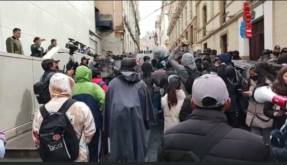 Estudiantes de la Escuela Marítima protestan por la falta de solución para tramitar títulos profesionales
