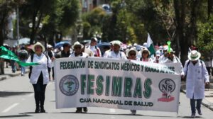 Médicos marchan en La Paz contra el proyecto de jubilación forzosa