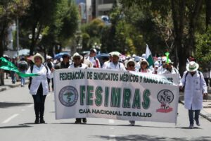 Médicos marchan en La Paz contra el proyecto de jubilación forzosa