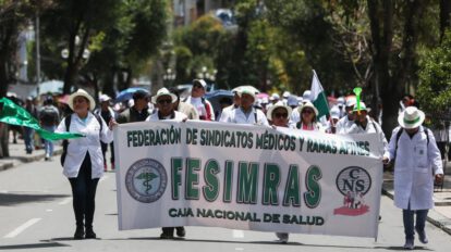 Médicos marchan en La Paz contra el proyecto de jubilación forzosa