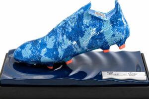 Bota de Lionel Messi hecha de plásticos reciclados a favor del río Paraná