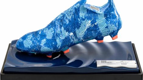 Bota de Lionel Messi hecha de plásticos reciclados a favor del río Paraná