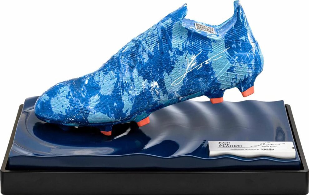 Bota de Lionel Messi hecha de plásticos reciclados a favor del río Paraná