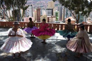Mujeres Aimaras del emprendimiento Warmi Empollerada lucen la pollera como símbolo de elegancia y lucha