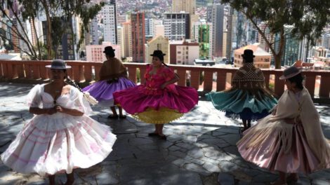 Mujeres Aimaras del emprendimiento Warmi Empollerada lucen la pollera como símbolo de elegancia y lucha
