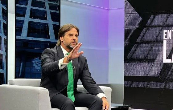 Presidente de Uruguay, Luis Lacalle Pou, durante una entrevista sobre narcotraficantes en Uruguay