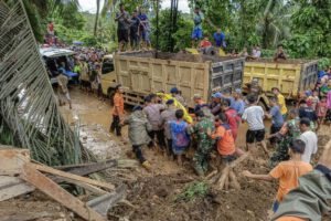 Inundaciones en Sumatra Occidental causando 19 muertos y 7 desaparecidos