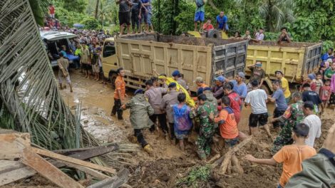 Inundaciones en Sumatra Occidental causando 19 muertos y 7 desaparecidos
