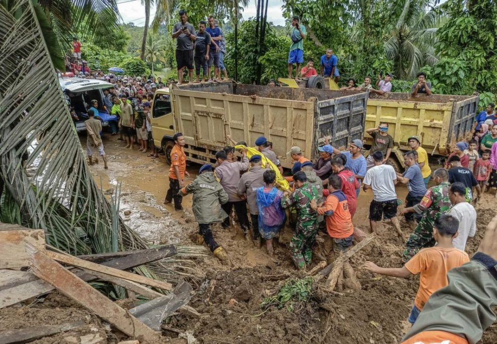 Inundaciones en Sumatra Occidental causando 19 muertos y 7 desaparecidos