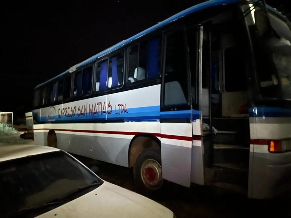 Carga de droga oculta en bus interceptado