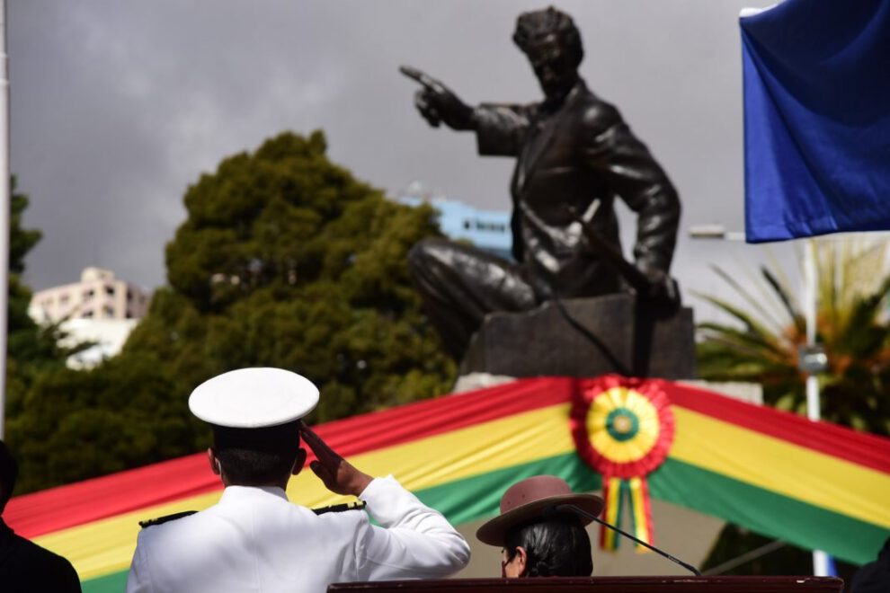 Homenaje al monumento de Eduardo Abaroa por el Día del Mar