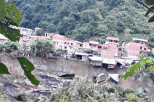 Deslizamiento en La Asunta deja ocho familias sin hogar