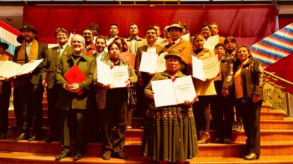Reconocimiento a los 15 conjuntos por sus cargamentos de platería durante el Carnaval de Oruro