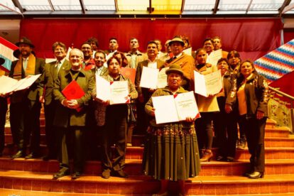 Reconocimiento a los 15 conjuntos por sus cargamentos de platería durante el Carnaval de Oruro