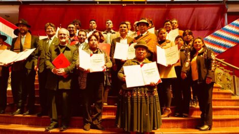 Reconocimiento a los 15 conjuntos por sus cargamentos de platería durante el Carnaval de Oruro