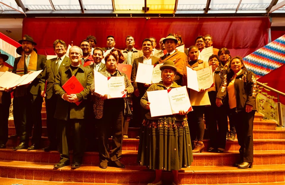 Reconocimiento a los 15 conjuntos por sus cargamentos de platería durante el Carnaval de Oruro