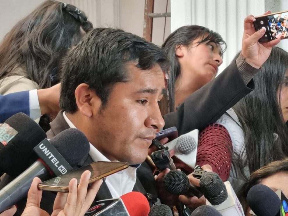 Israel Huaytari criticado por no incluir leyes antiprórroga