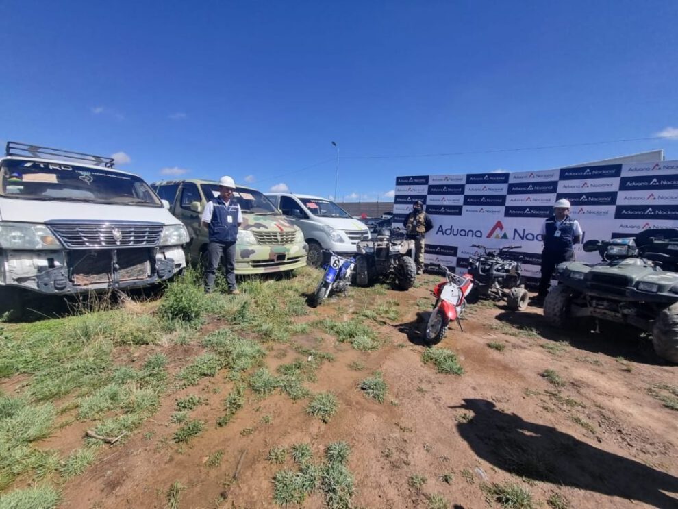 Aduana incauta vehículos de contrabando en Oruro