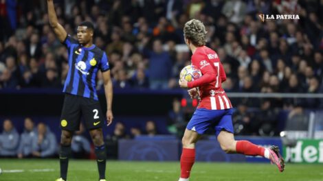 El delantero francés del Atlético de Madrid, Antoine Griezmann, celebra el gol que anotó ante los italianos