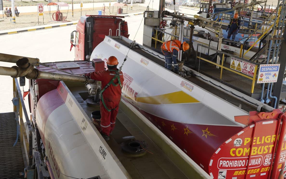 Los cisternas cargando combustible en una de las plantas de la estatal petrolera