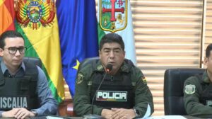 David Gómez, comandante departamental de la Policía en Santa Cruz (c), habla sobre el asesinato del magistrado Víctor Hugo Claure