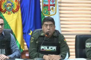 David Gómez, comandante departamental de la Policía en Santa Cruz (c), habla sobre el asesinato del magistrado Víctor Hugo Claure