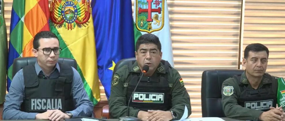 David Gómez, comandante departamental de la Policía en Santa Cruz (c), habla sobre el asesinato del magistrado Víctor Hugo Claure