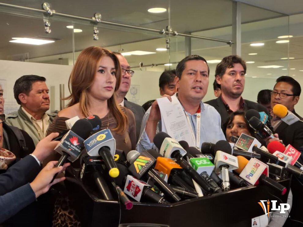 Legisladores presentando el proyecto de ley 280